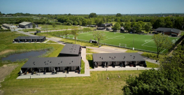 Luftfoto af Vejen Idrætscenter og Danhostel Vejen Sport Resort.
