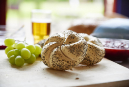 Frisk morgenbrød og drikkevarer serveret på Danhostel Tønder Byferie