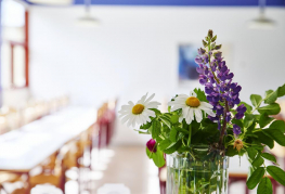 Blomsterdekoration i lyse fællesområder på Danhostel Tønder Byferie