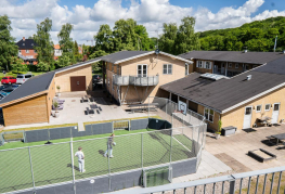 Multibanen og gårdmiljøet set fra broen over til Nordskoven. 