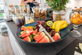 Vi tilbyder en morgenbuffet med mange hjemmebagte, hjemmelavede og økologiske produkter.