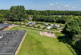 Danhostel Tønder Byferie omgivet af grønne områder og campingplads