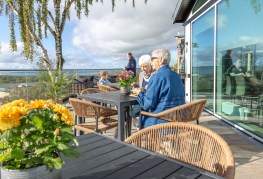 Terrasse med udsigt over Kalø Vig  på Danhostel Rønde