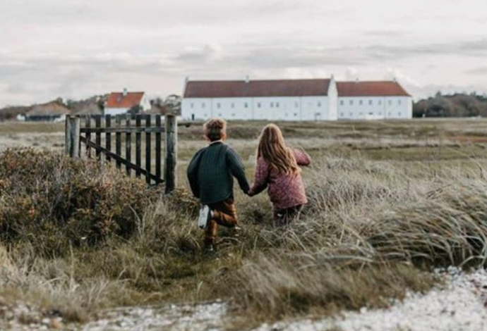 to børn ude foran vitskøl kloster