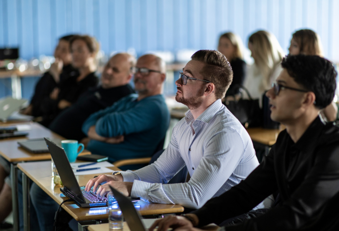 Konferencerum med plads til 100 personer i biografopstilling