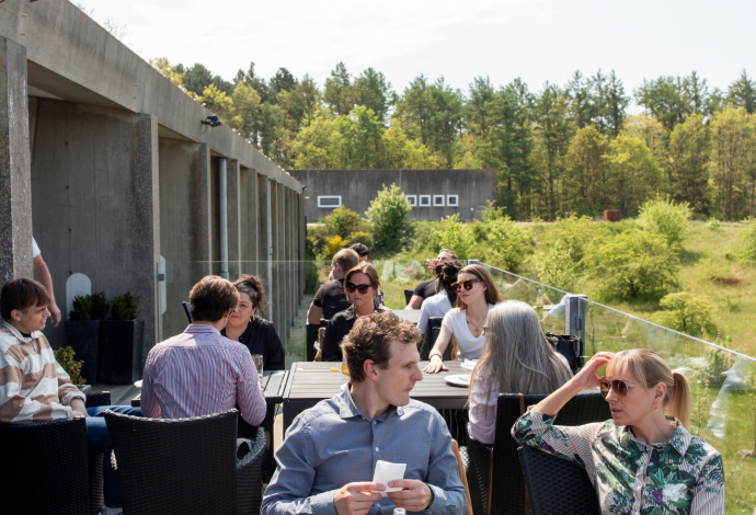 Mulighed for at spise på stedets terrasse med udsigt over Ebeltoft Vig og Mols Bjerge 