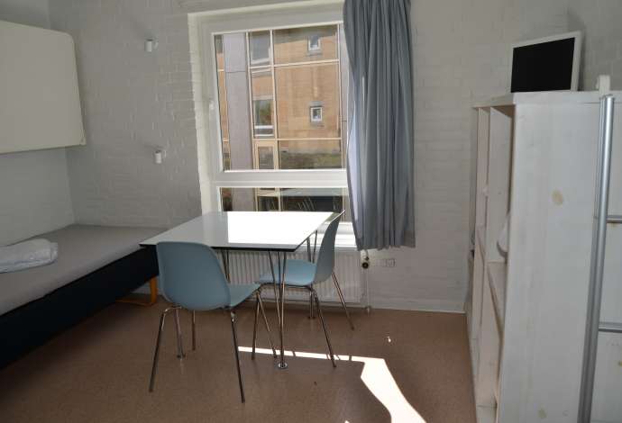 Danhostel Skansen / Nørresundbys værelser er udstyret med bord og stole, samt et lille tv.