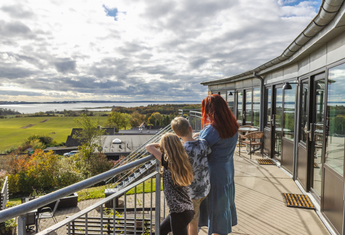 Udsigt fra værelsesbygningen på Danhostel Rønde